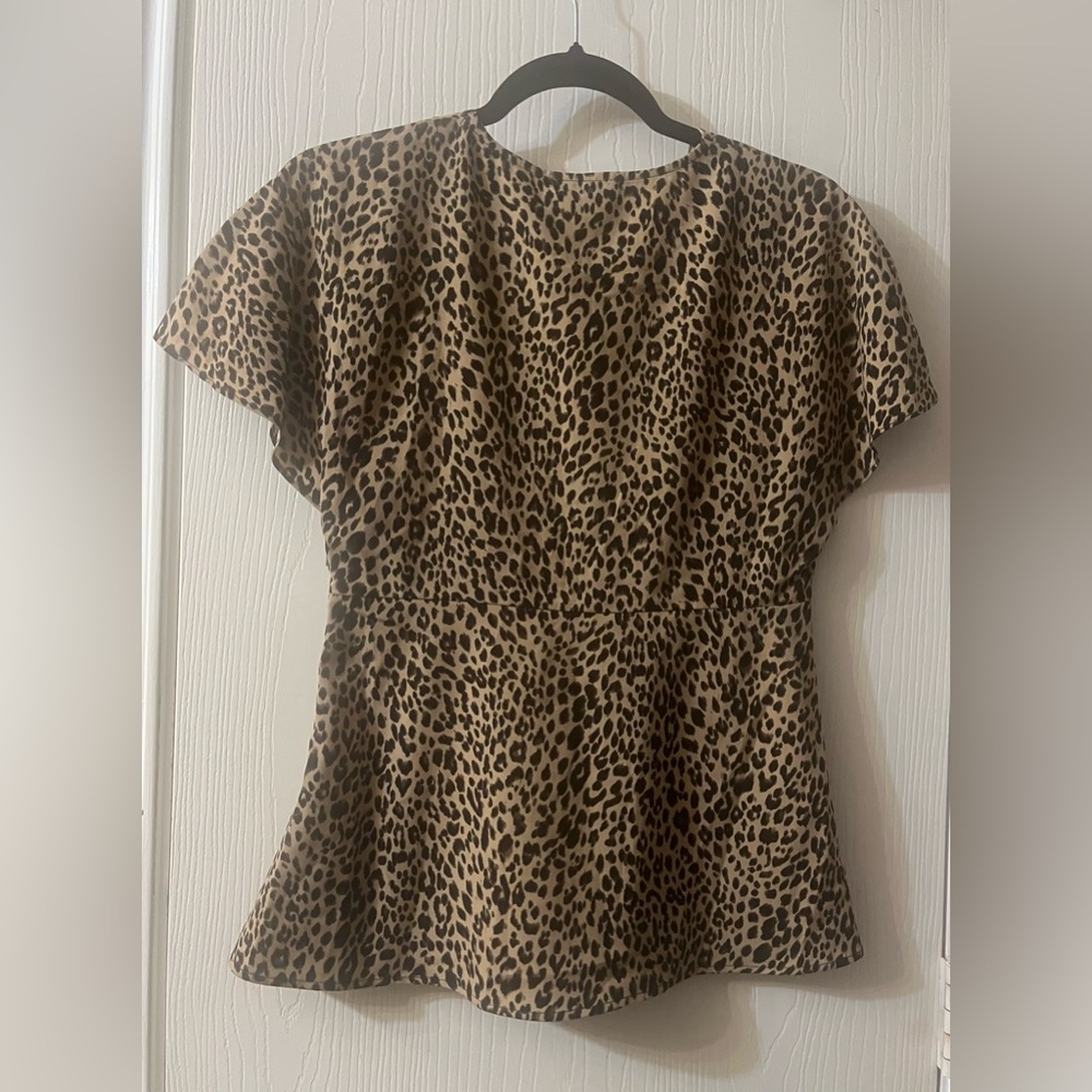 🛍️NWT RO & DE Boutique Leopard Print V-Neck Top in Tan and Black - Picture 2 of 3